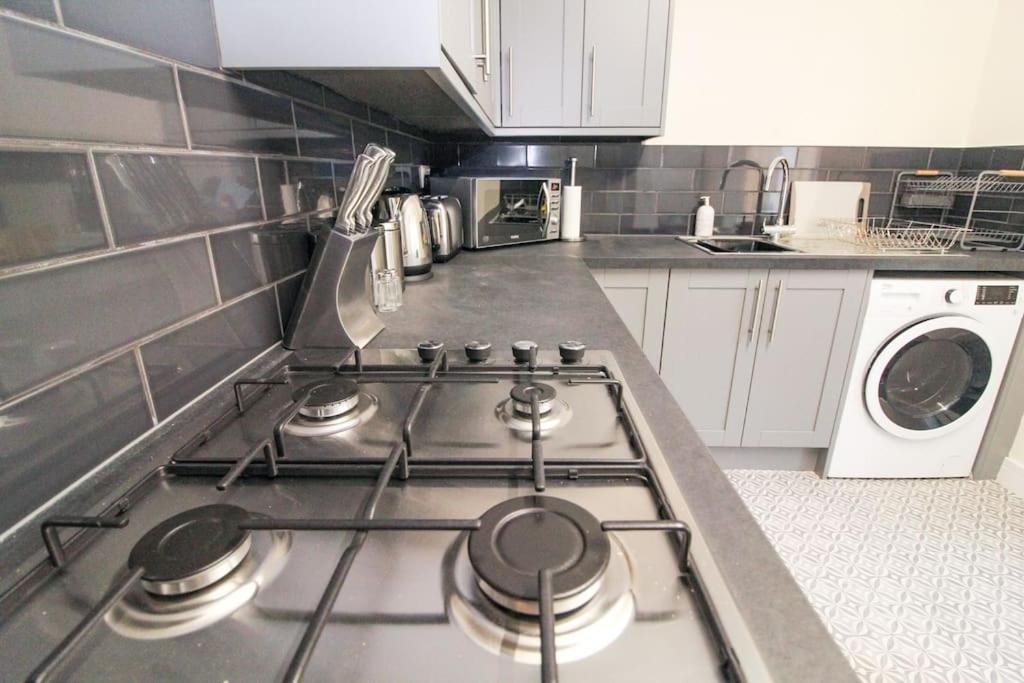 Modern 3 Bed, Contractors Welcome, Bradford Bradford  Dış mekan fotoğraf
