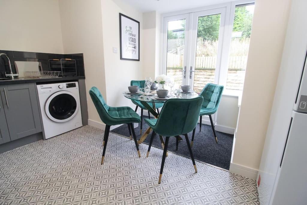 Modern 3 Bed, Contractors Welcome, Bradford Bradford  Dış mekan fotoğraf