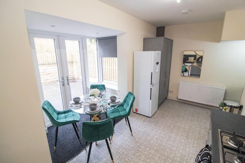 Modern 3 Bed, Contractors Welcome, Bradford Bradford  Dış mekan fotoğraf