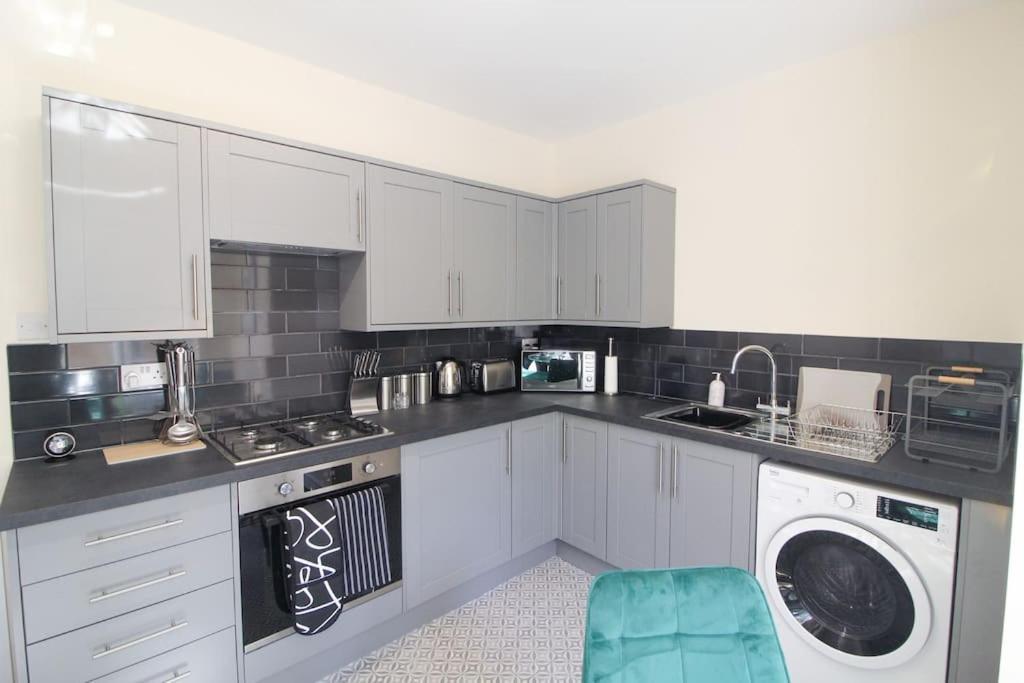 Modern 3 Bed, Contractors Welcome, Bradford Bradford  Dış mekan fotoğraf