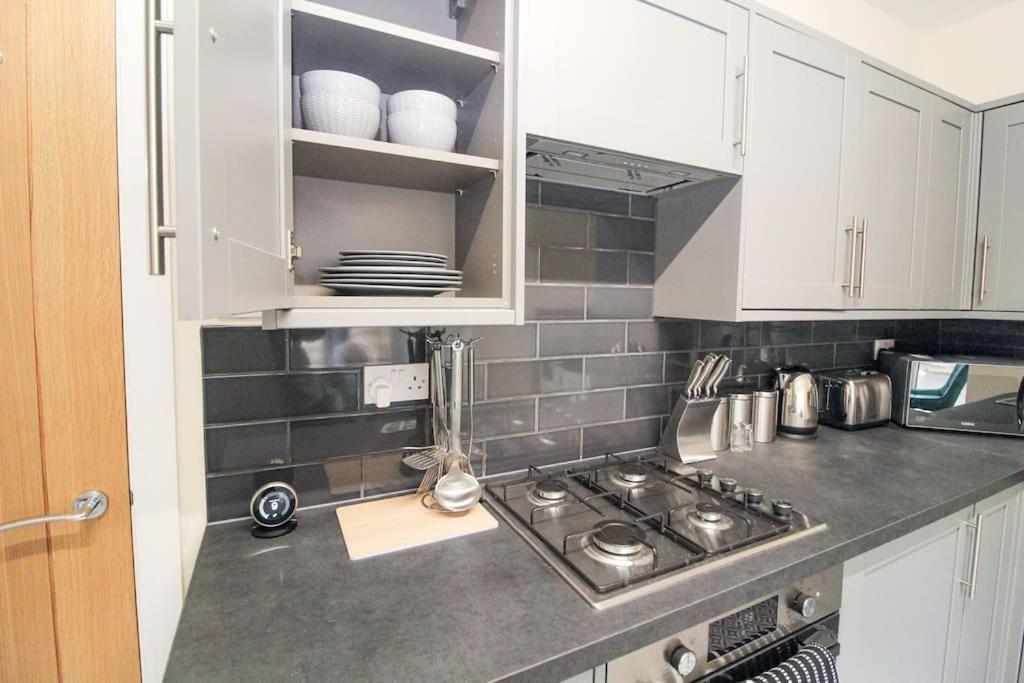 Modern 3 Bed, Contractors Welcome, Bradford Bradford  Dış mekan fotoğraf