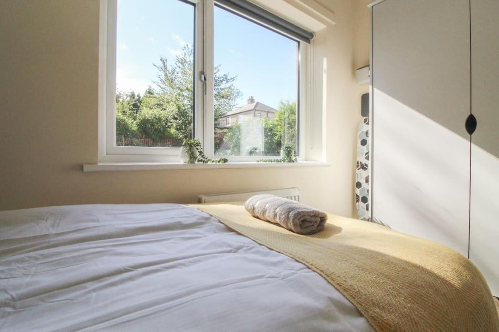 Modern 3 Bed, Contractors Welcome, Bradford Bradford  Dış mekan fotoğraf