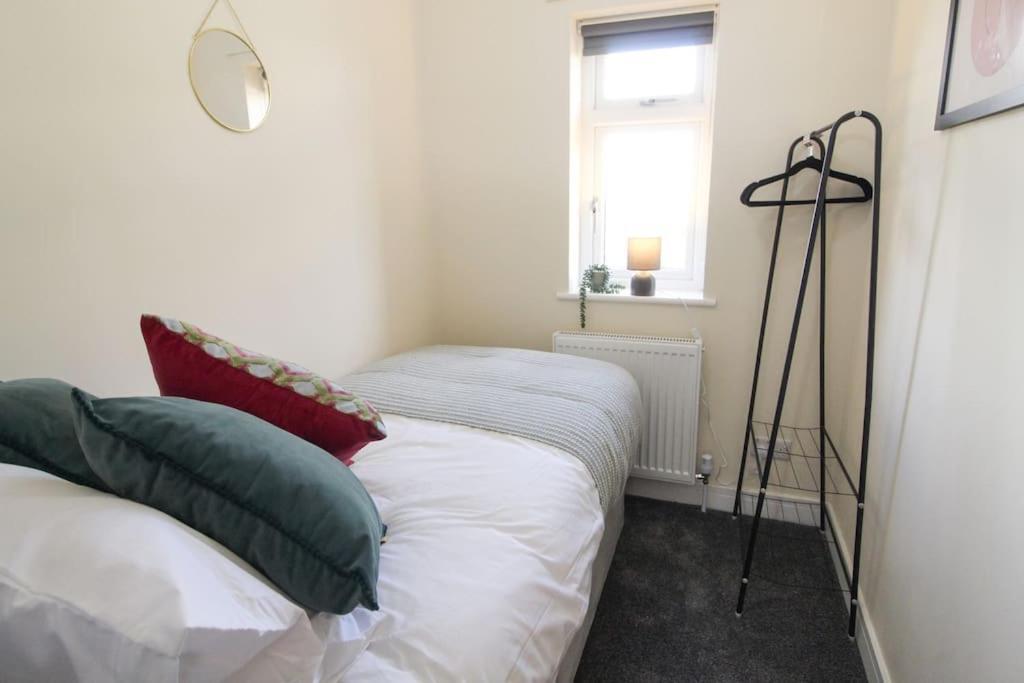 Modern 3 Bed, Contractors Welcome, Bradford Bradford  Dış mekan fotoğraf
