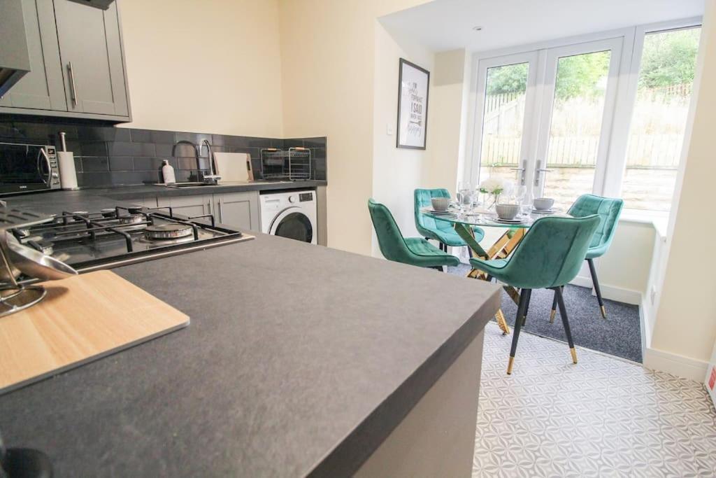 Modern 3 Bed, Contractors Welcome, Bradford Bradford  Dış mekan fotoğraf