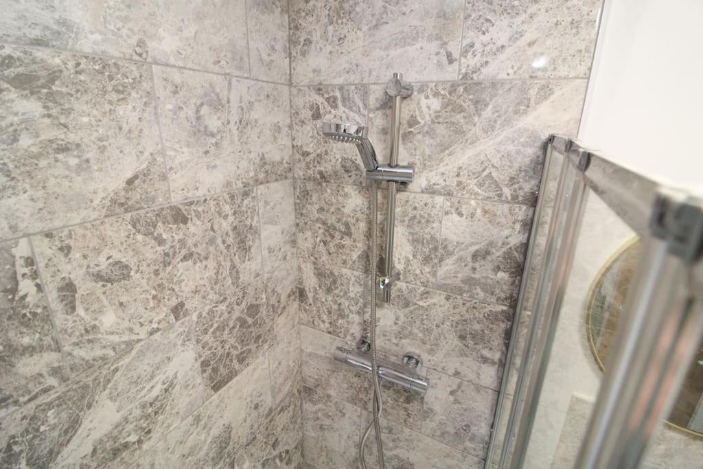 Modern 3 Bed, Contractors Welcome, Bradford Bradford  Dış mekan fotoğraf