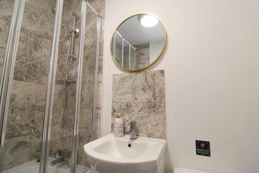 Modern 3 Bed, Contractors Welcome, Bradford Bradford  Dış mekan fotoğraf
