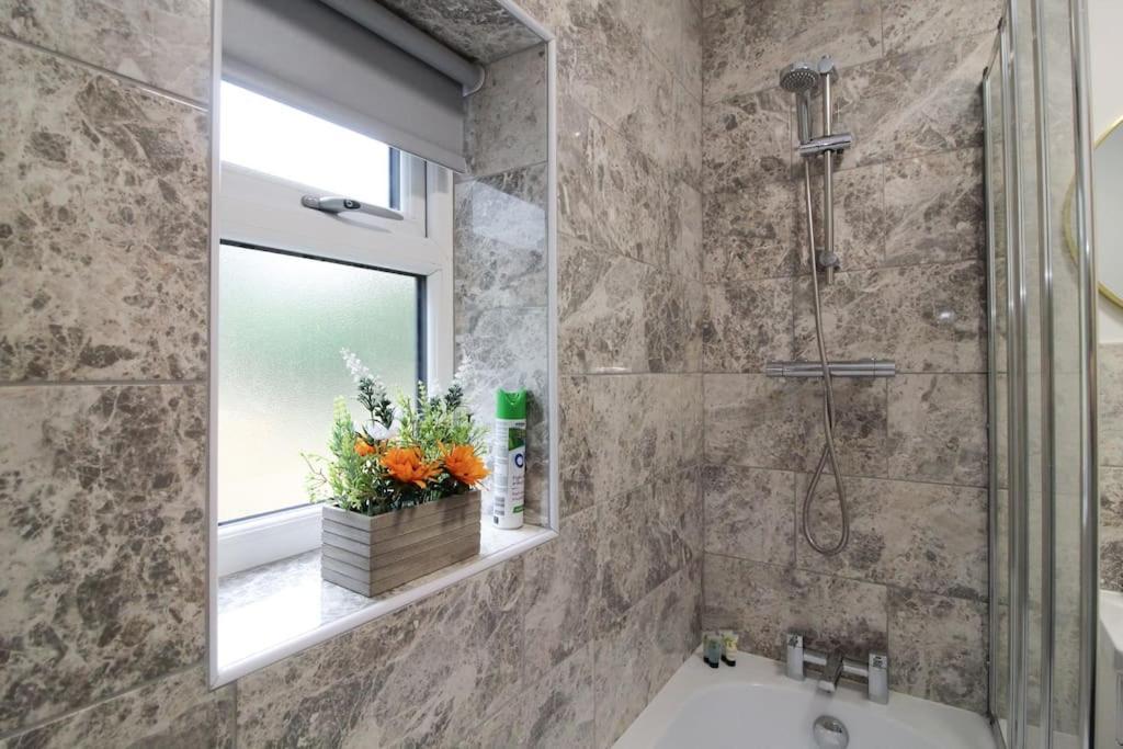 Modern 3 Bed, Contractors Welcome, Bradford Bradford  Dış mekan fotoğraf