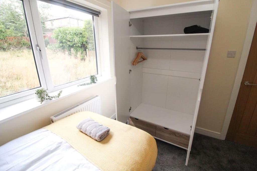 Modern 3 Bed, Contractors Welcome, Bradford Bradford  Dış mekan fotoğraf
